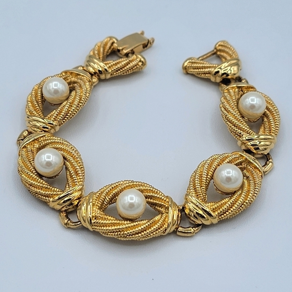 Vintage Goldtone Twist Pearl Bracelet #2340